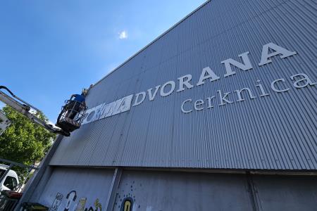 Športna dvorana Cerknica napis 02 Foto Miro Kos